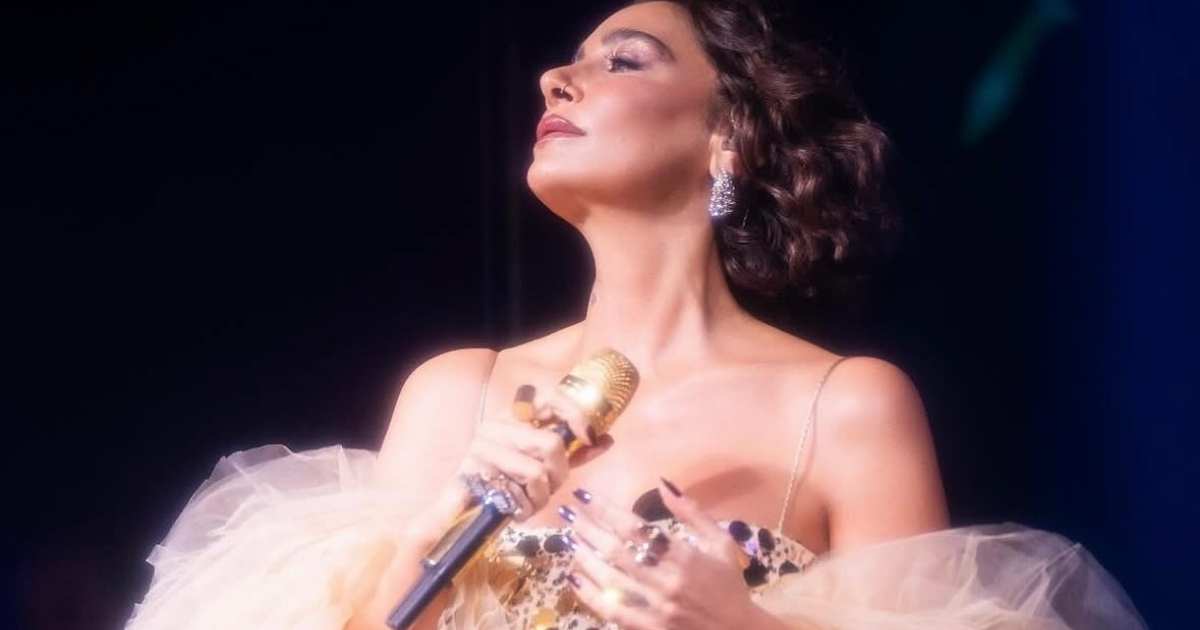 Sıla Wears Nana Gotti on Stage at European Concerts